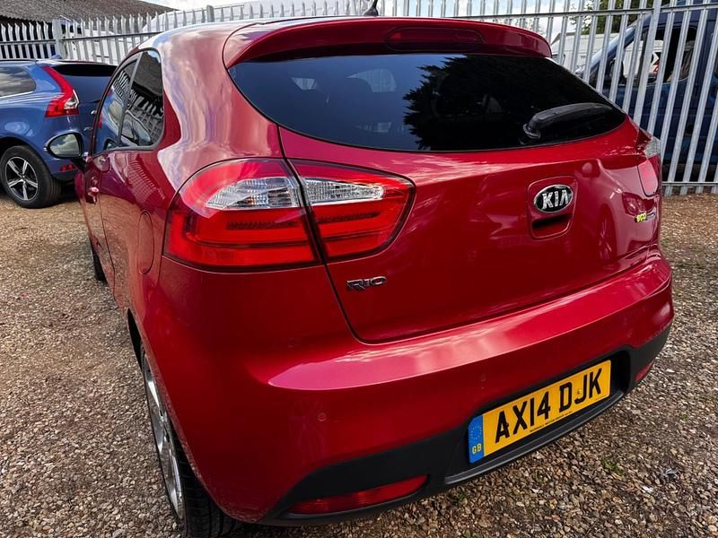 Begagnad Kia Rio 107 HK (78 kW) 2014 Röd Halvkombi