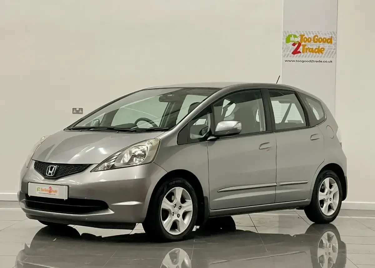 Used Honda Jazz ES 100 HP (73 kW) 2010 Silver Hatchback