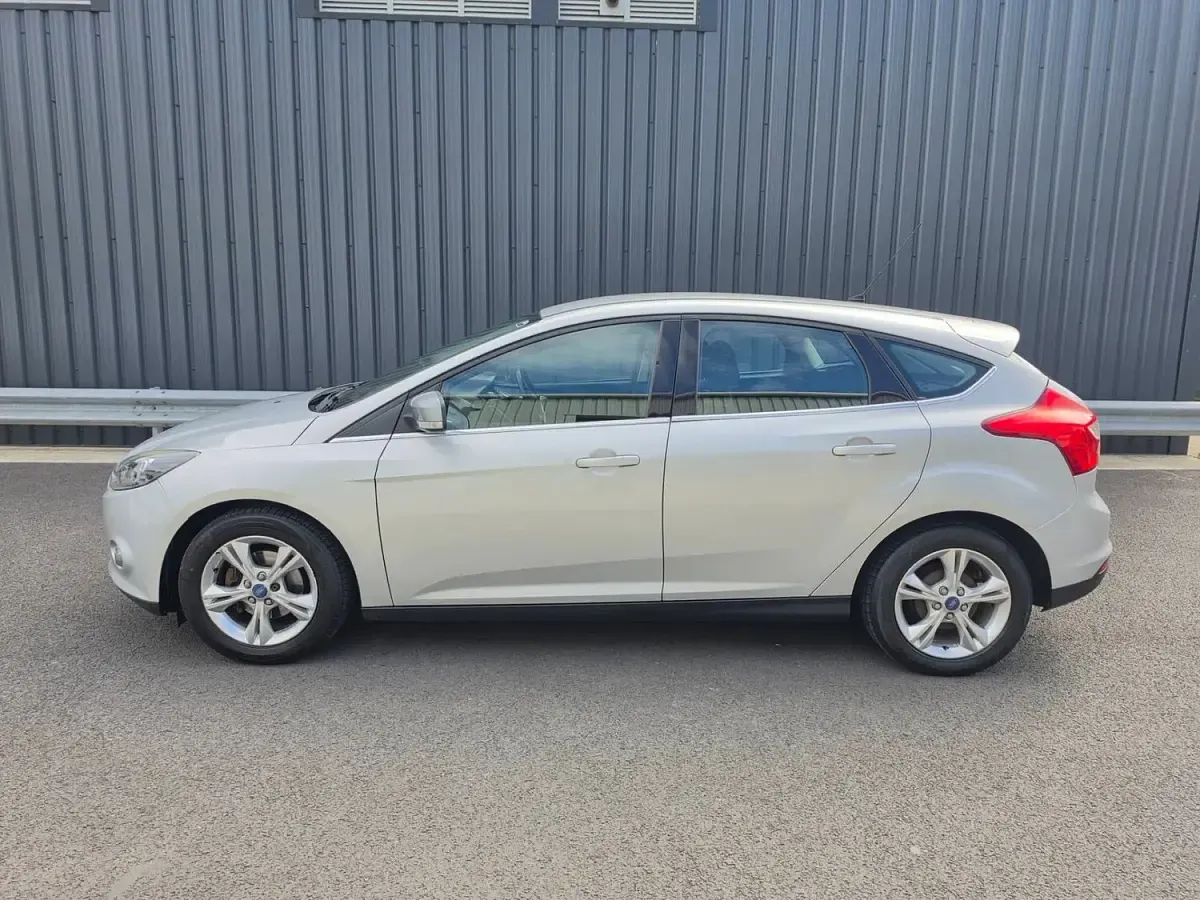 Used Ford Focus Zetec 125 HP (91 kW) 2011 Silver Hatchback