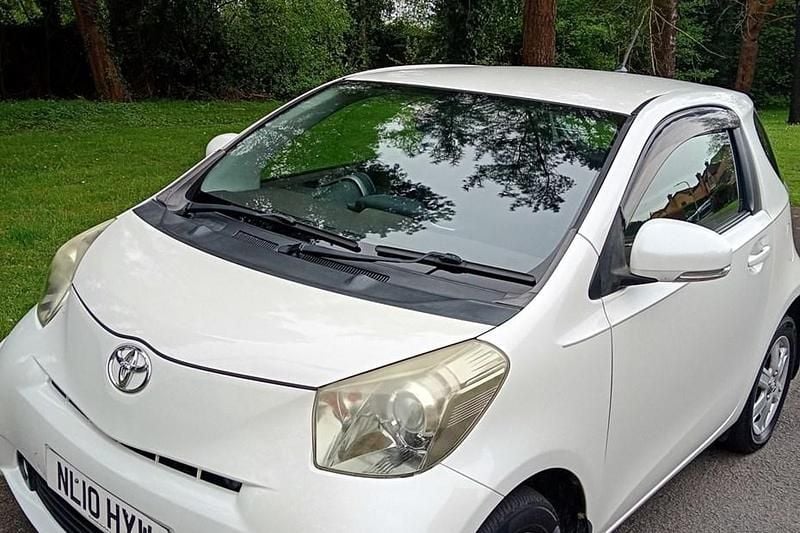 Used Toyota iQ 68 HP (50 kW) 2010 White Hatchback