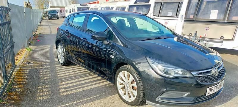 Second-hand Vauxhall Astra Design Edition 2016 Negru Hatchback