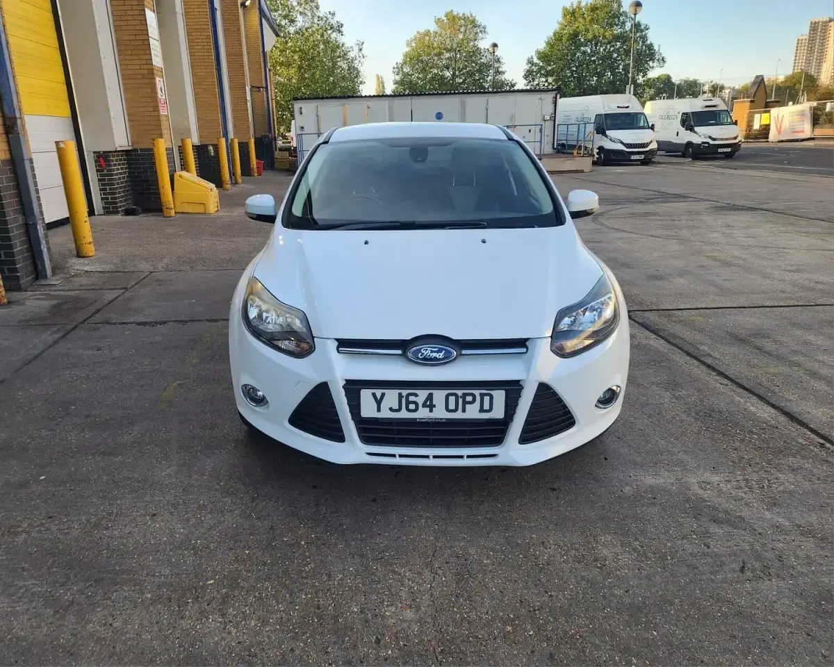 Used Ford Focus Zetec 123 HP (90 kW) 2015 White Hatchback
