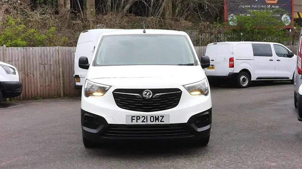 Usado Vauxhall Combo 100 HP (73 kW) 2021 Branco Monovolume