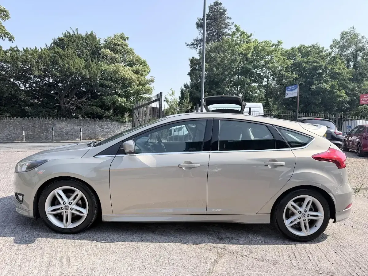 Used Ford Focus Zetec 120 HP (88 kW) 2015 Silver Hatchback