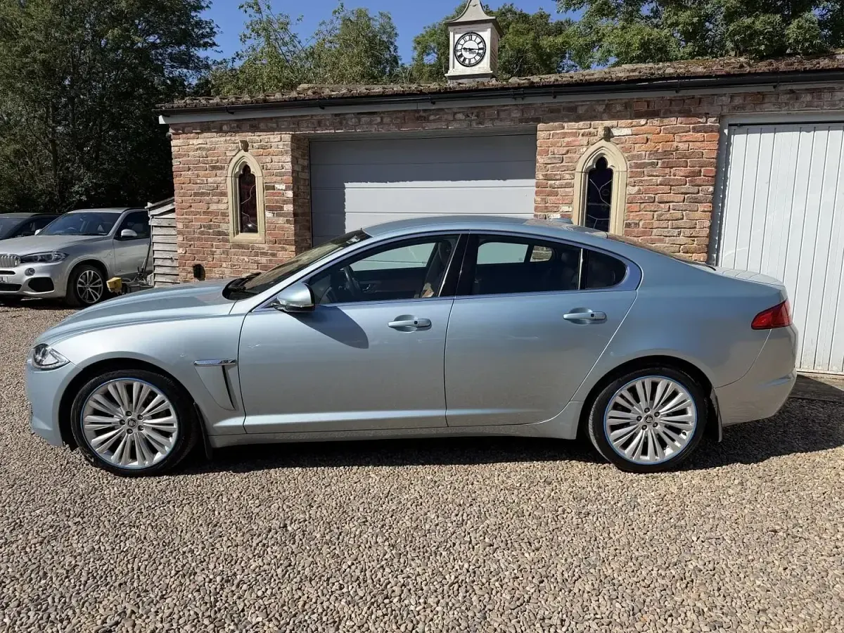 Used Jaguar XF Portfolio 187 HP (137 kW) 2012 Blue Sedan