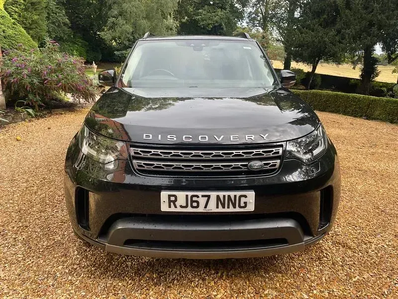 Used Land Rover Discovery 5 SE 240 HP (176 kW) 2018 Santorini black SUV