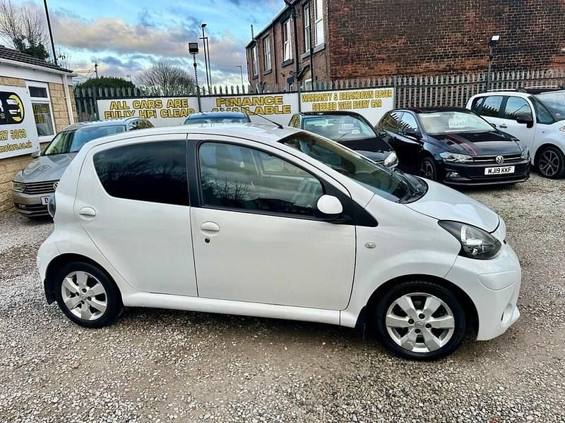 Used Toyota Aygo 67 HP (49 kW) 2013 White Hatchback