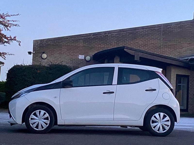 Used Toyota Aygo 2015 White Hatchback