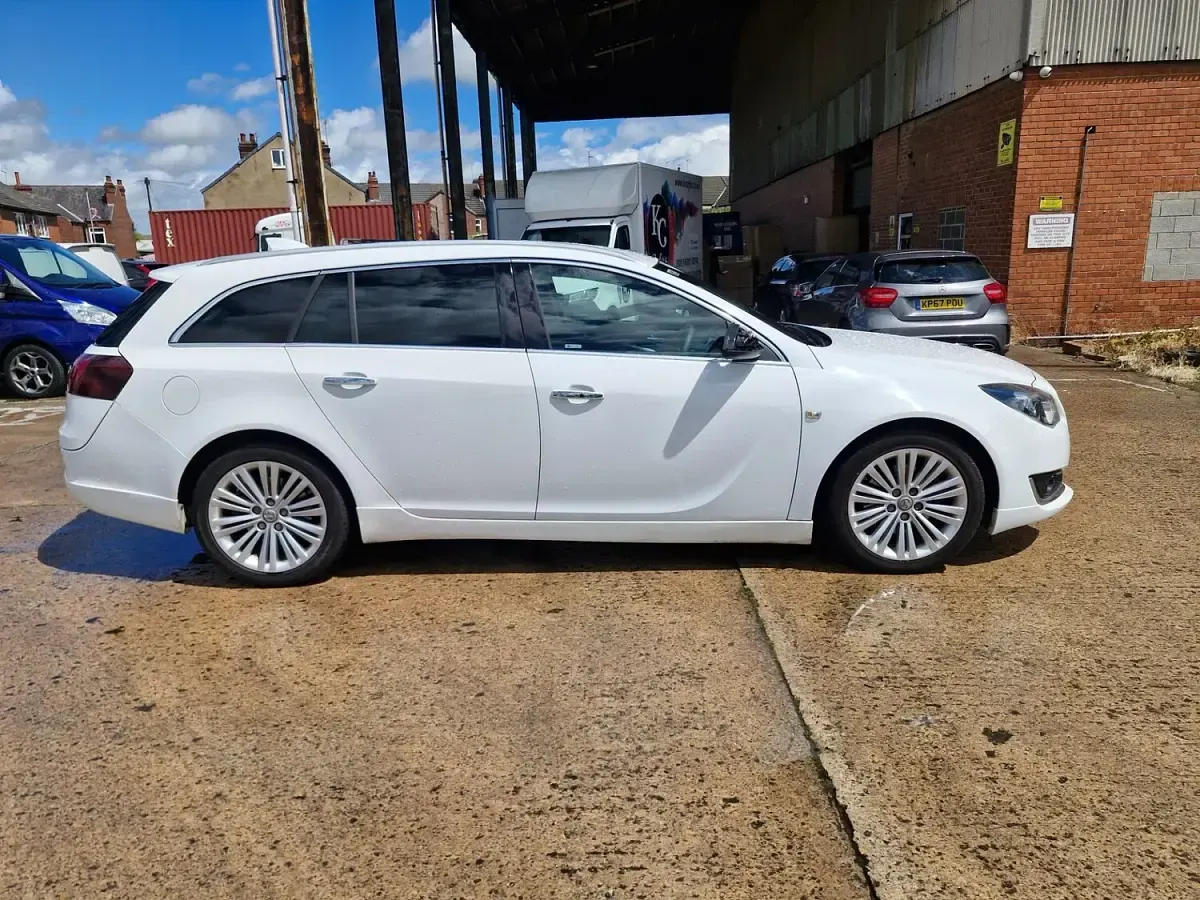 Used Vauxhall Insignia 163 HP (119 kW) 2016 White Estate