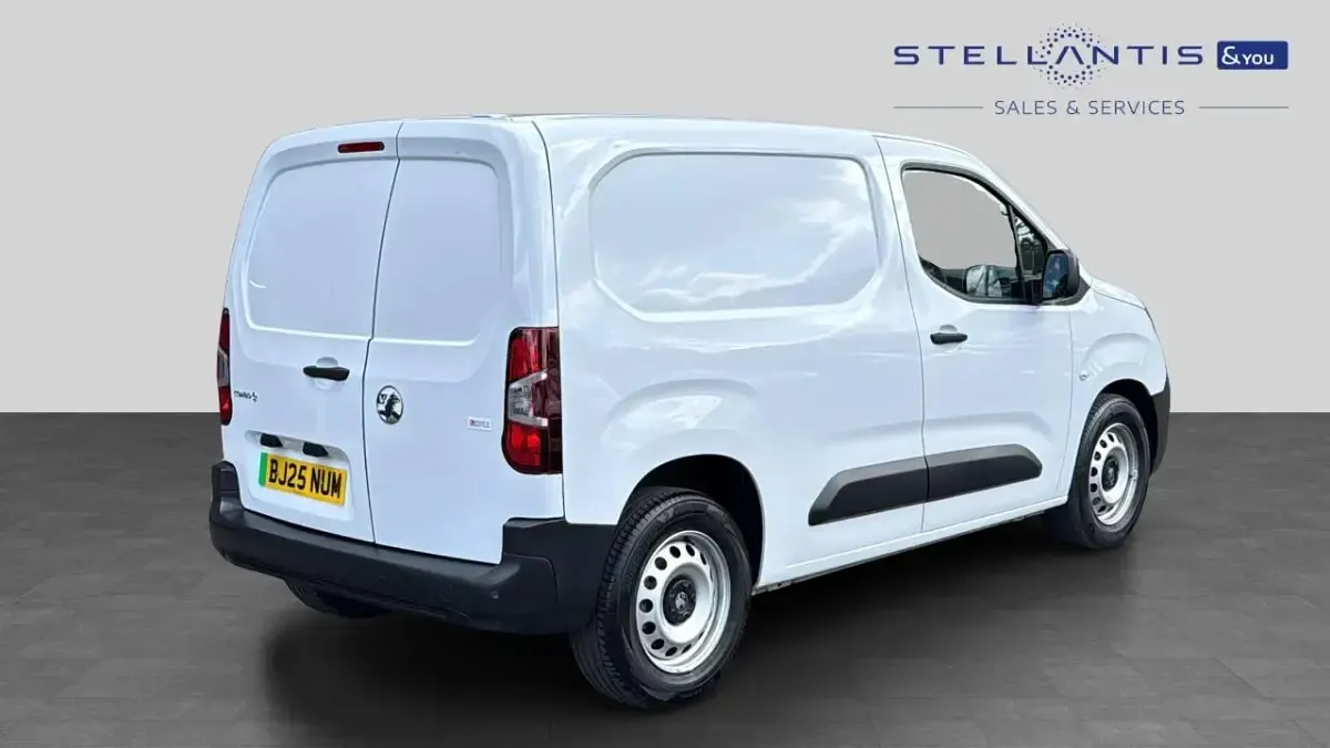 Second-hand Vauxhall Combo 98 kW (134 CP) 2025 Alb Monovolum