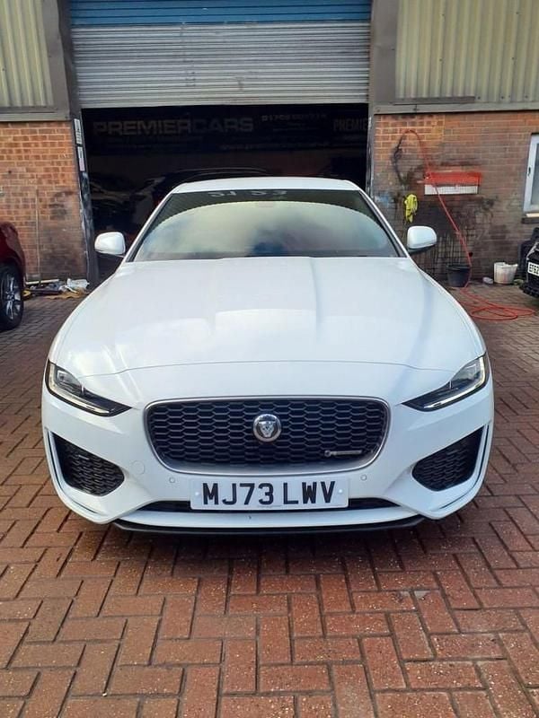 Usado Jaguar XE R-Dynamic 204 HP (150 kW) 2023 Branco Sedan