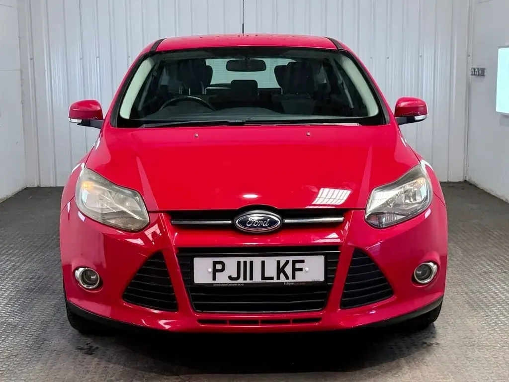 Used Ford Focus Zetec 125 HP (91 kW) 2011 Red Hatchback