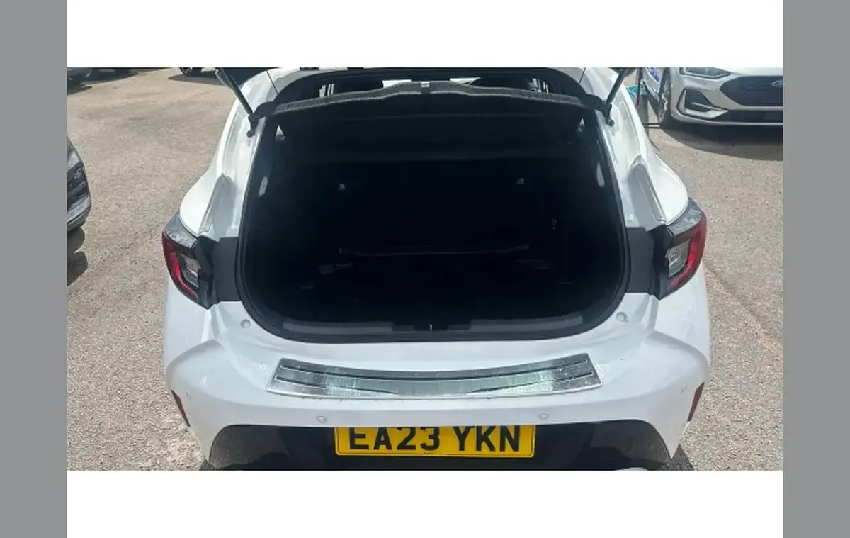 Used Toyota Corolla 138 HP (101 kW) 2023 White Hatchback