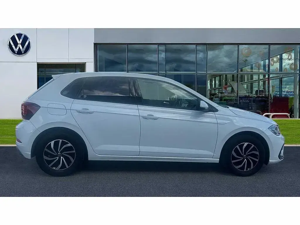 Used VW Polo Life 95 HP (69 kW) 2022 Pure white Hatchback
