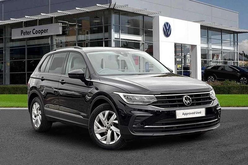 Deep black Used 2021 VW Tiguan Life SUV | £21,592 (Fair price) - Image 1/4