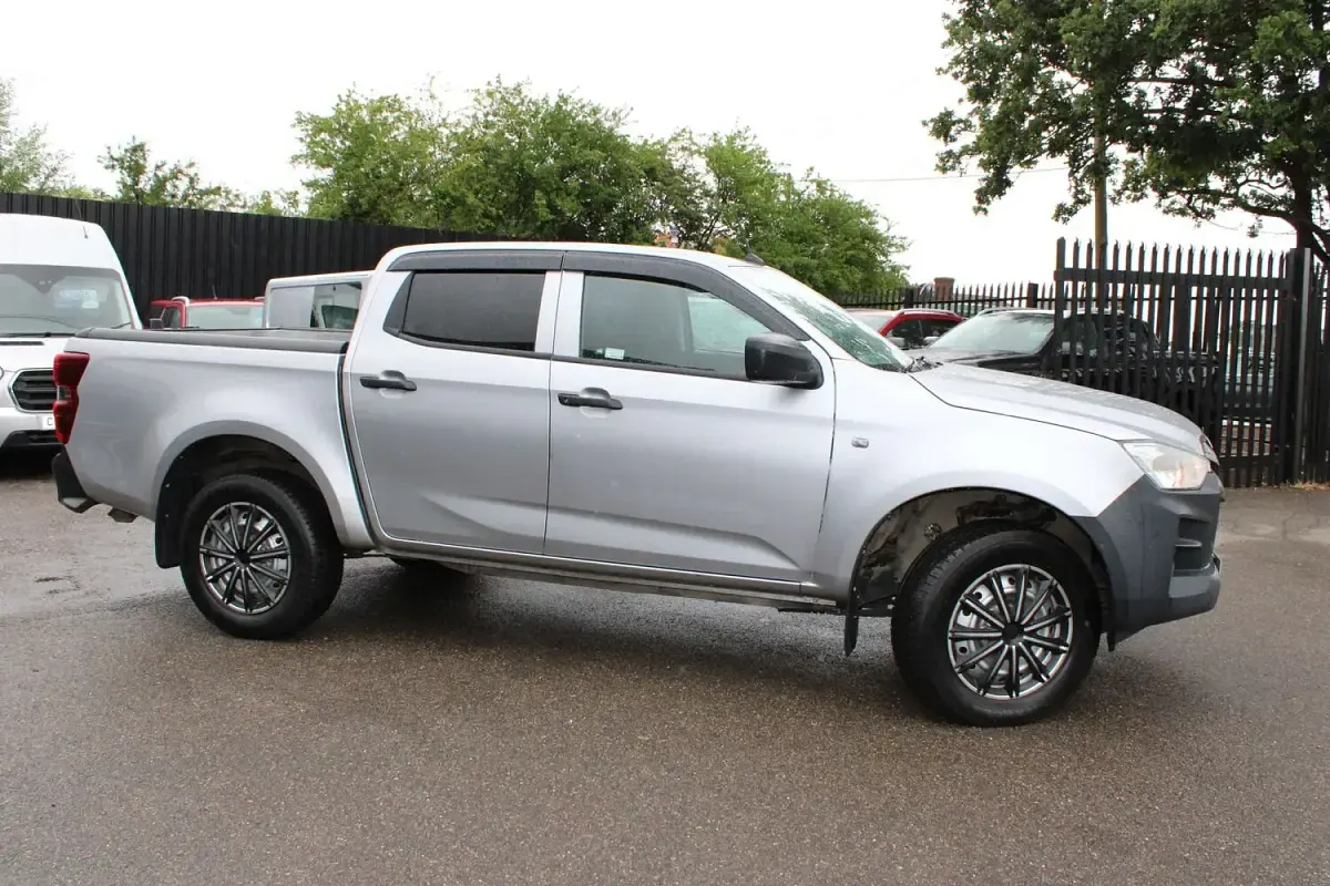 Used Isuzu D-Max 163 HP (119 kW) 2023 Silver Pickup