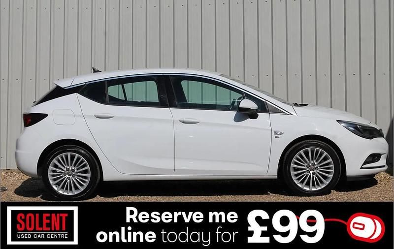 Used Vauxhall Astra Elite 105 HP (77 kW) 2018 White Hatchback
