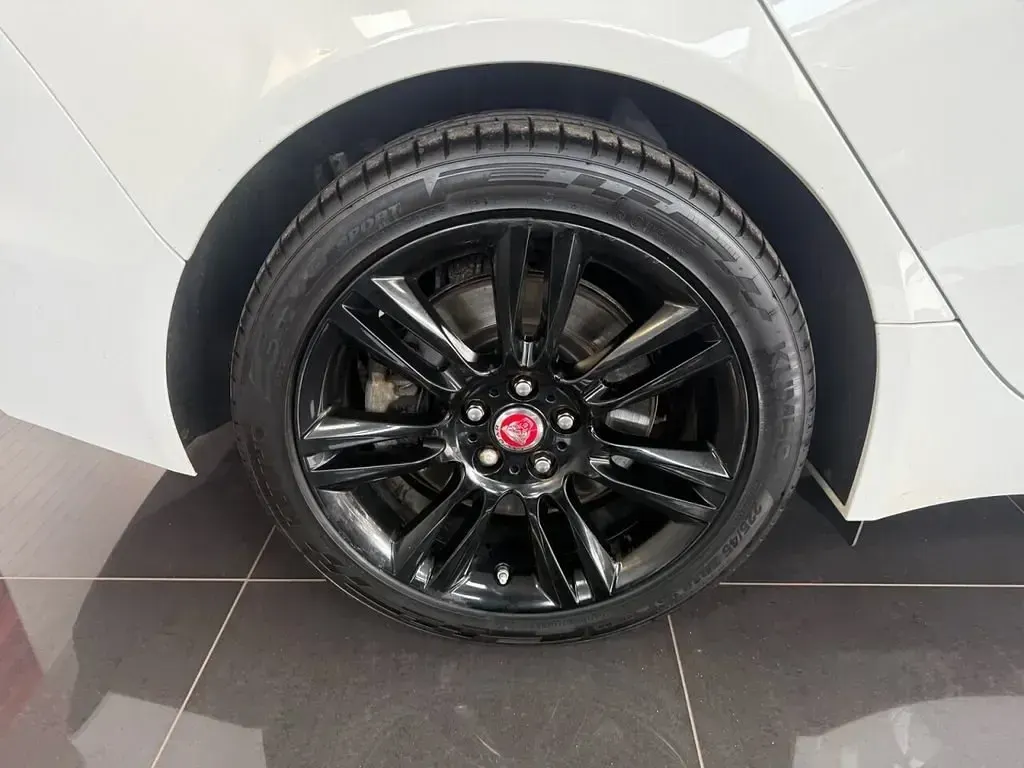 Gebraucht Jaguar XE SE 180 PS (132 kW) 2020 Weiß Limousine