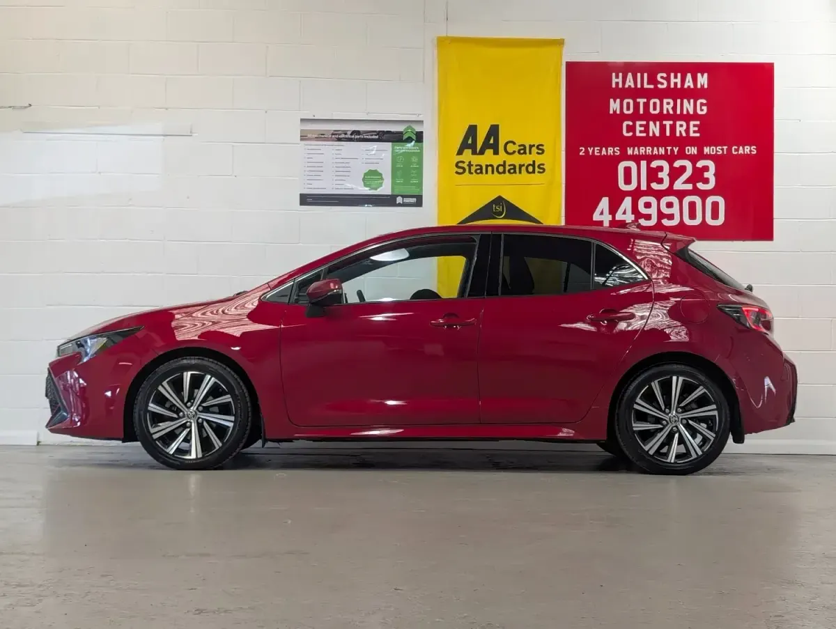 Usado Toyota Corolla Design 122 CV (89 kW) 2022 Rojo Utilitario