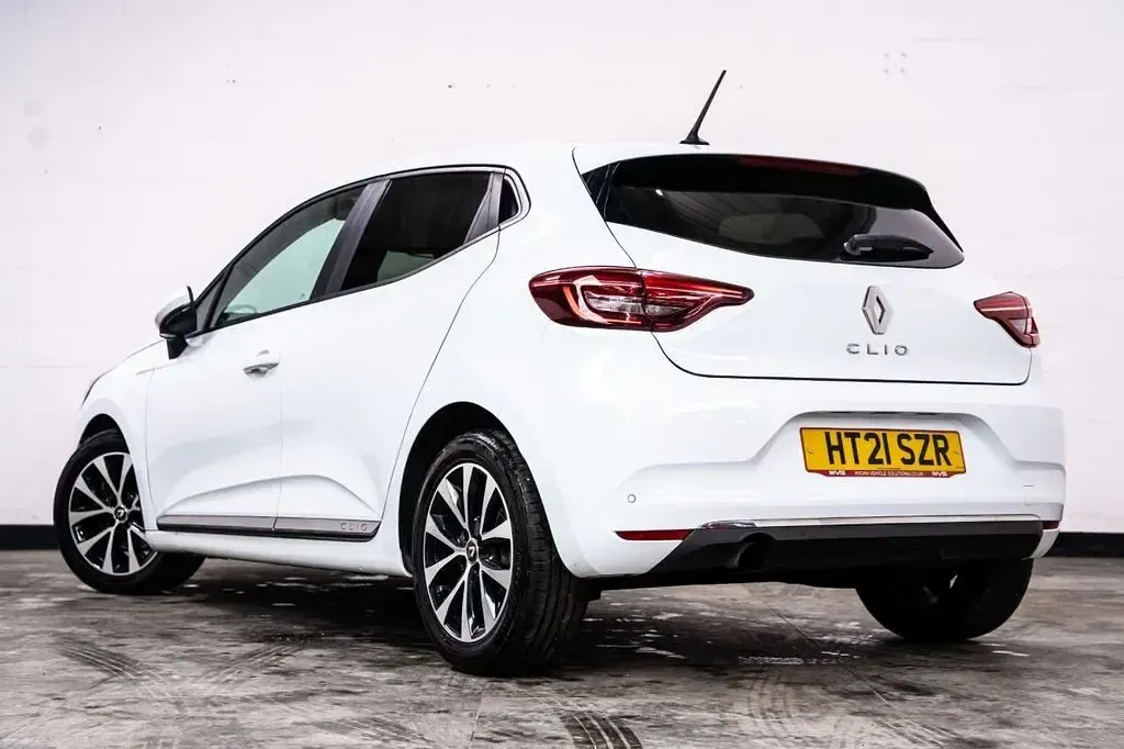 Used Renault Clio V Iconic 85 HP (62 kW) 2021 White Hatchback