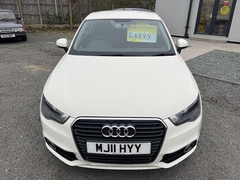 Used Audi A1 86 HP (63 kW) 2011 White Hatchback
