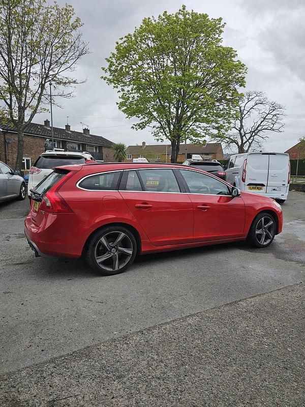 Used Volvo V60 R-Design 115 HP (84 kW) 2012 Red Estate