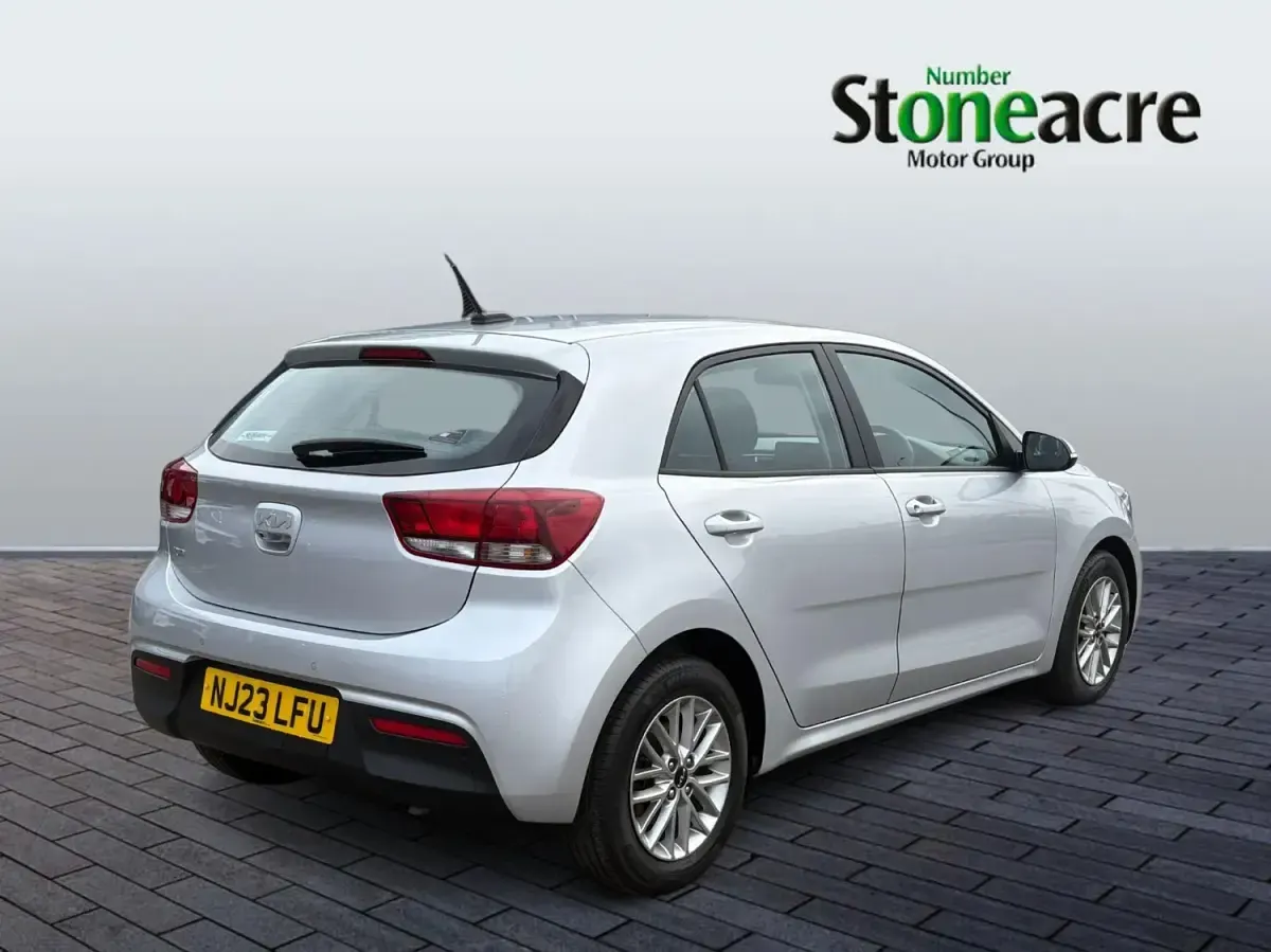 Usado Kia Rio 101 CV (74 kW) 2023 Plateado Utilitario