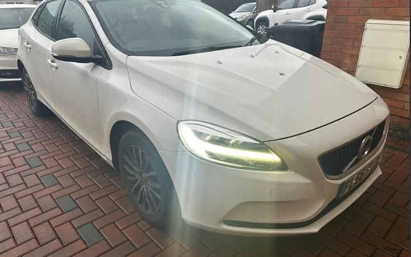 Used 2019 Volvo V40 Momentum Hatchback | £6,295 (Good price) - Image 1/1
