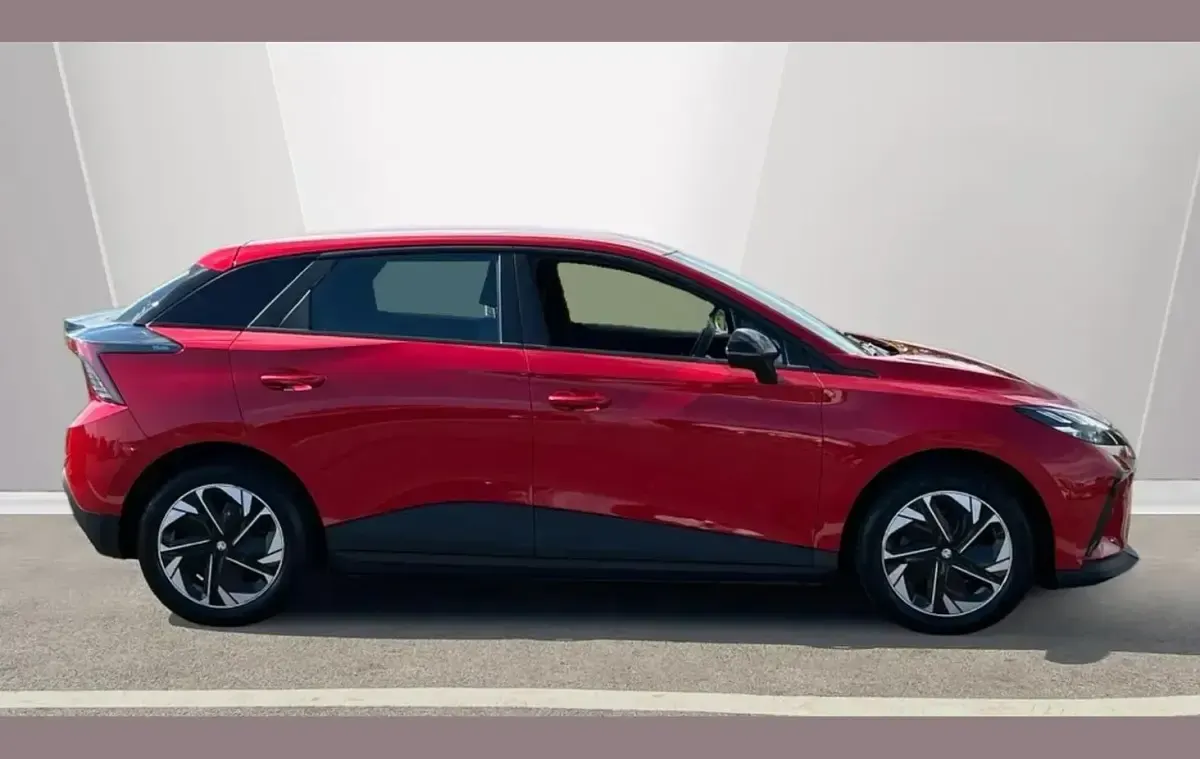 Begagnad MG MG4 EV SE 125 kW (170 HK) 2022 Röd Halvkombi