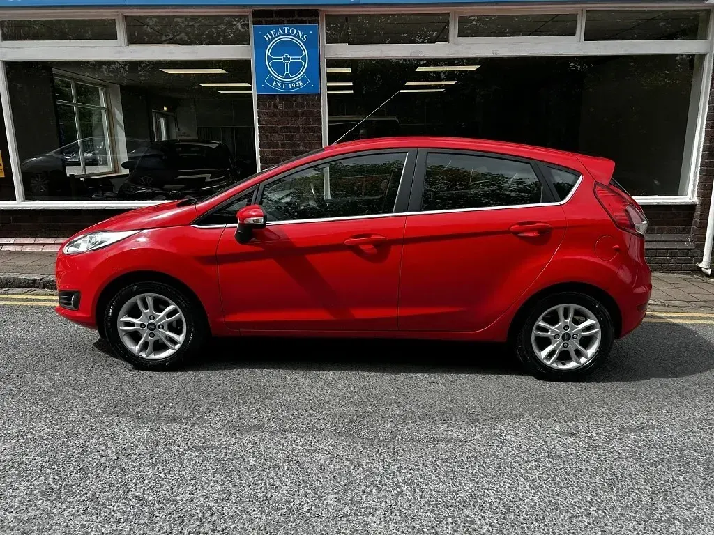 Usado Ford Fiesta Zetec 82 HP (60 kW) 2014 Vermelho Citadino
