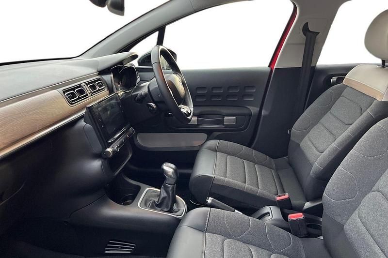 Used Citroën C3 PureTech 82 HP (60 kW) 2023 Elixir red Hatchback