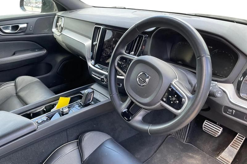Usado Volvo V60 R-Design 2022 Preto Carrinha