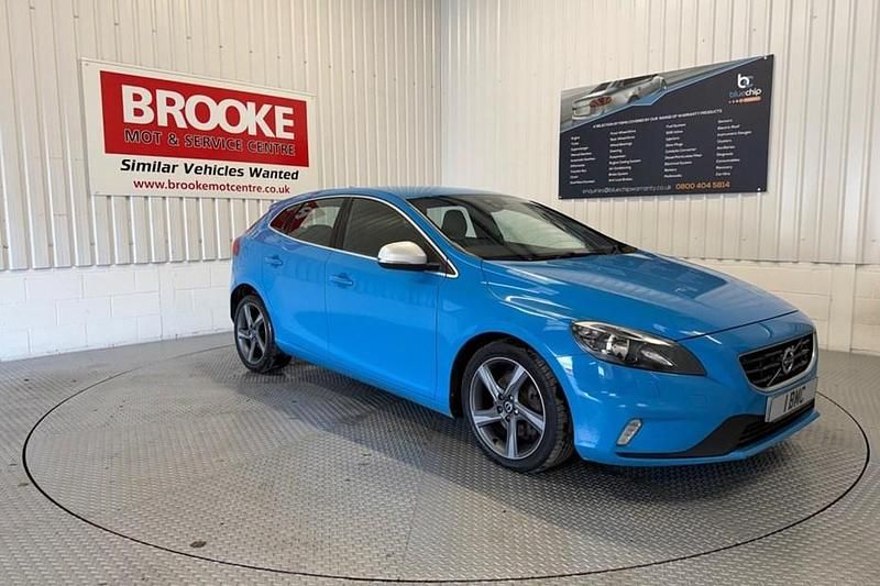 Used Volvo V40 R-Design 120 HP (88 kW) 2015 Blue Hatchback