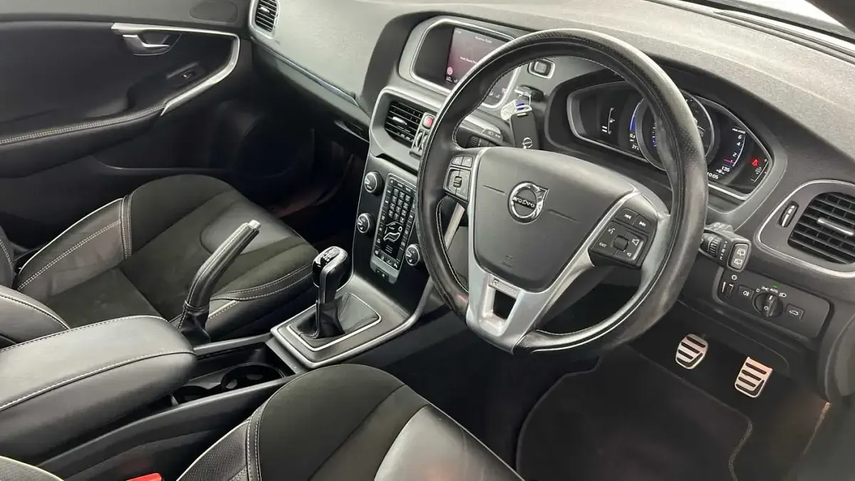 Used Volvo V40 R-Design 150 HP (110 kW) 2018 White Hatchback