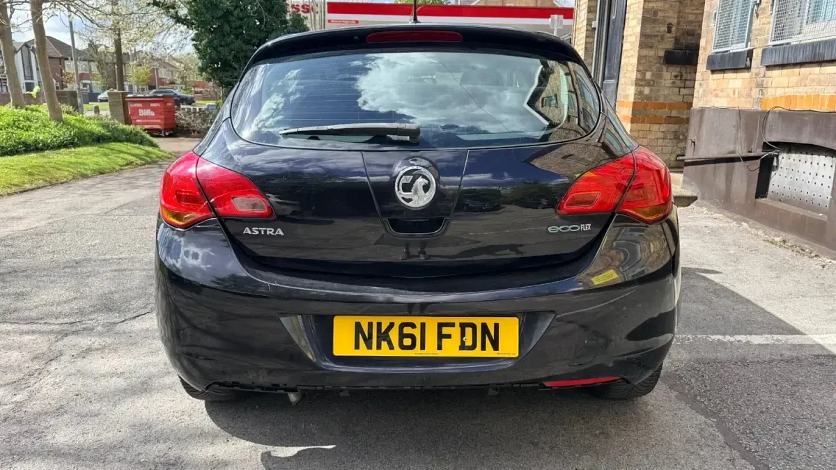 Second-hand Vauxhall Astra 2012 Negru Hatchback