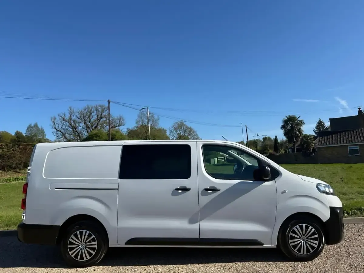 Used Vauxhall Vivaro S 150 HP (110 kW) 2022 White MPV