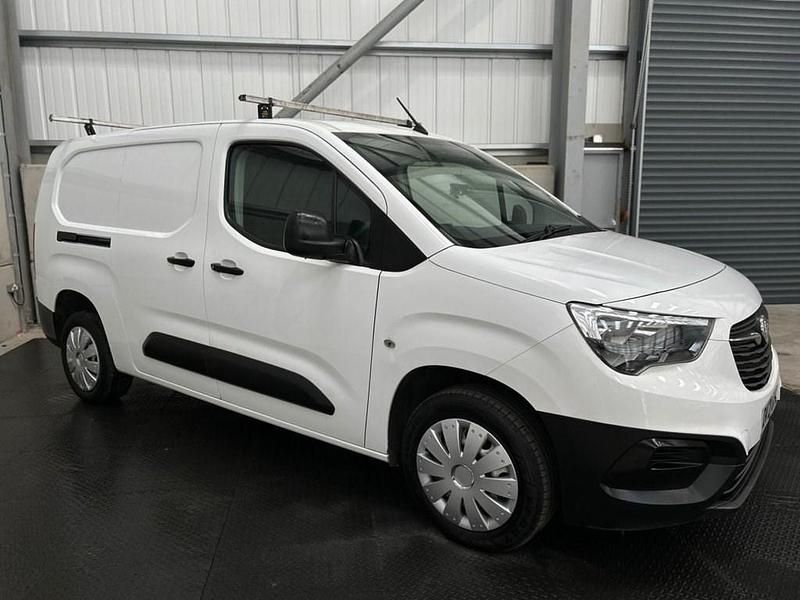 Second-hand Vauxhall Combo 100 CP (73 kW) 2021 Alb Monovolum