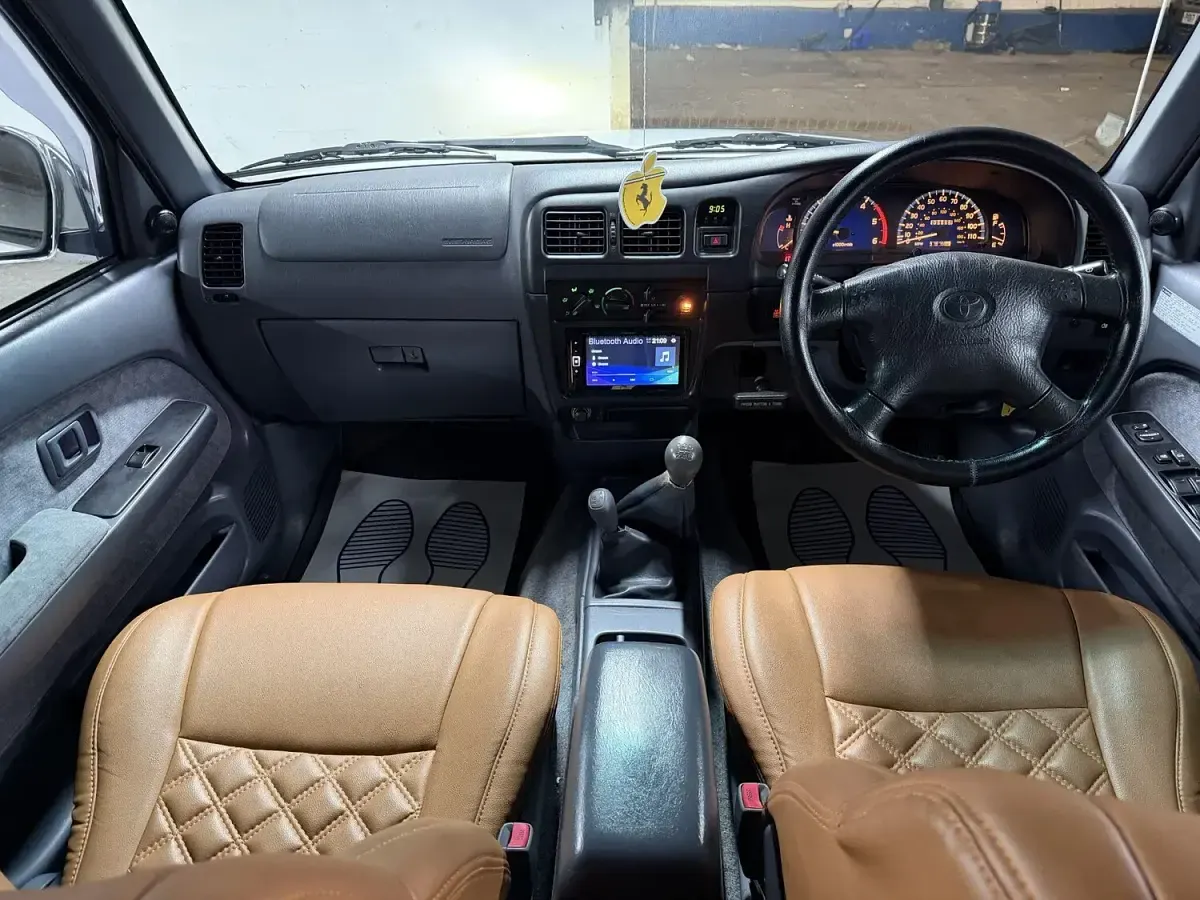 Used Toyota HiLux 102 HP (75 kW) 2004 White Pickup