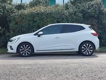 Used Renault Clio V Iconic 100 HP (73 kW) 2020 White Hatchback