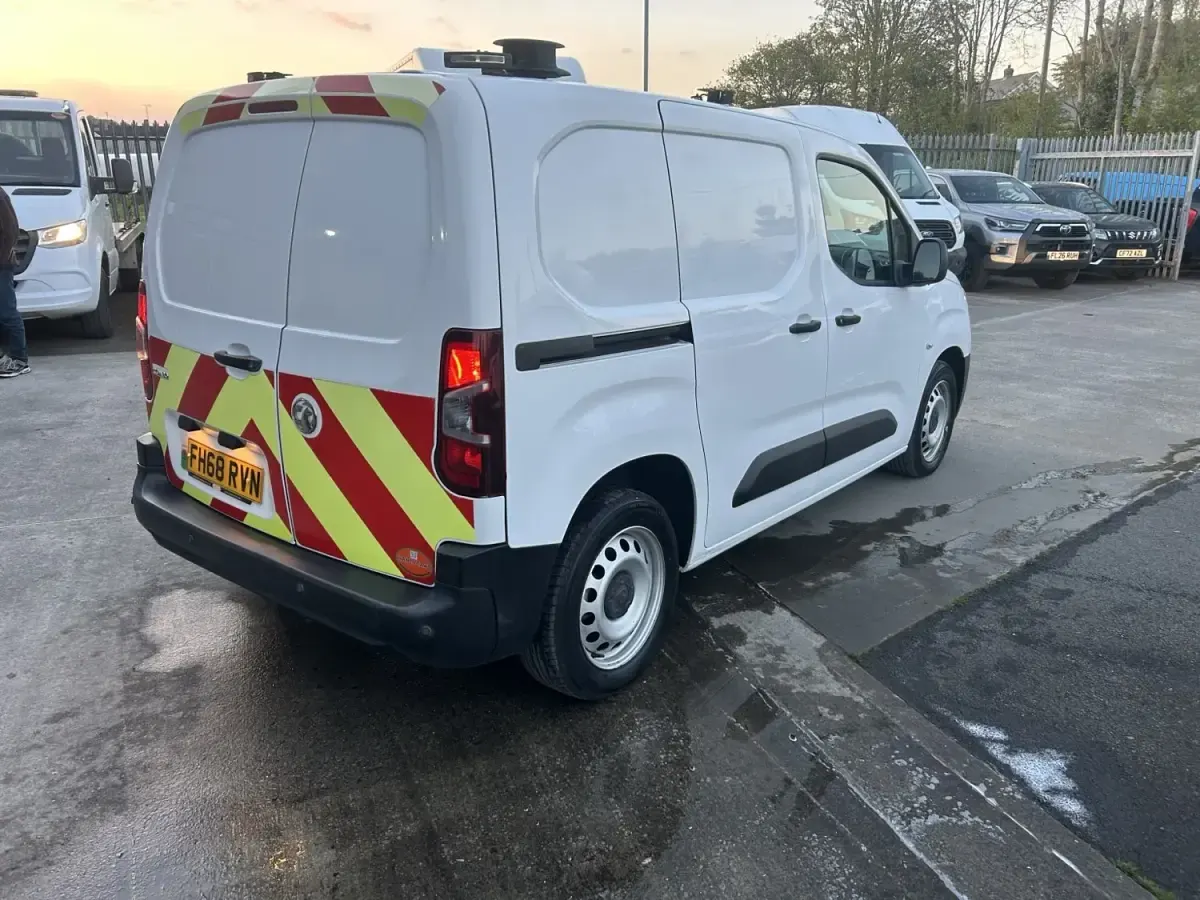 Second-hand Vauxhall Combo Edition 100 CP (73 kW) 2019 Alb Monovolum