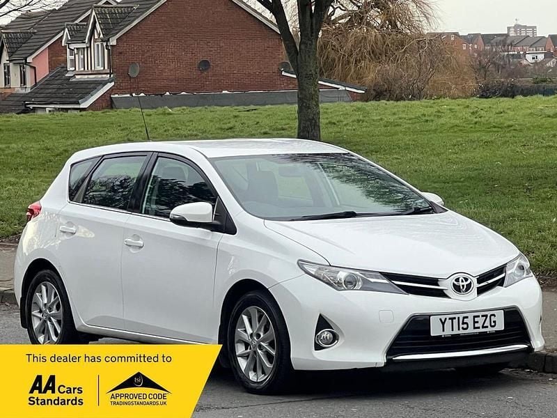 White Used 2015 Toyota Auris Hatchback | £5,495 (Good price) - Image 1/3