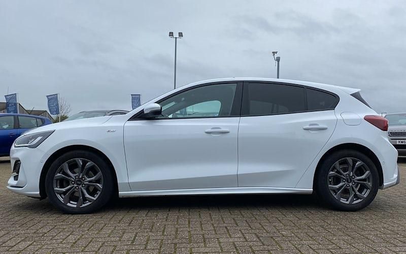 Used Ford Focus ST-Line 125 HP (91 kW) 2022 White Hatchback