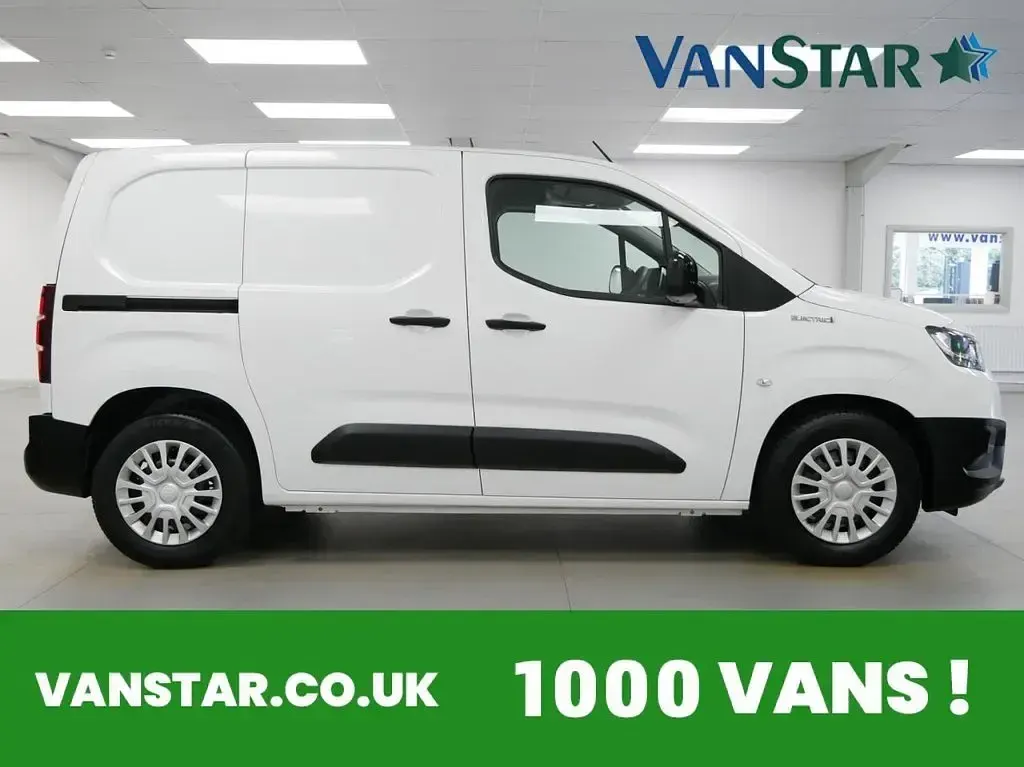 Used Toyota Proace 100 kW (136 HP) 2022 White MPV