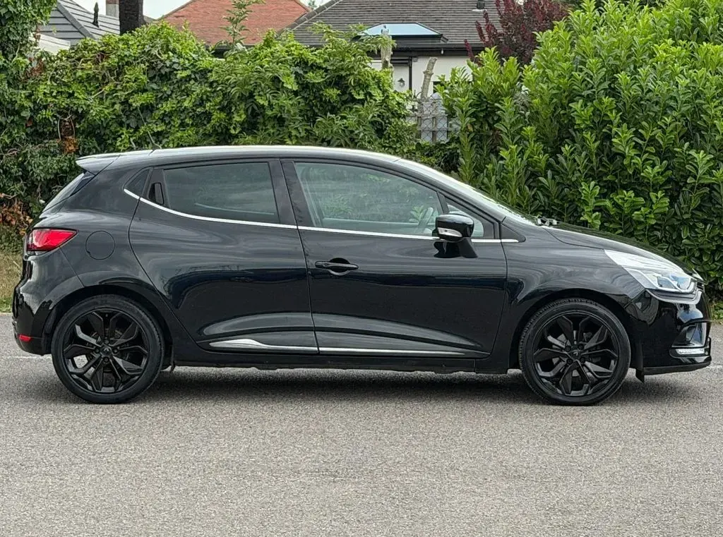 Used Renault Clio Iconic 90 HP (66 kW) 2018 Black Hatchback