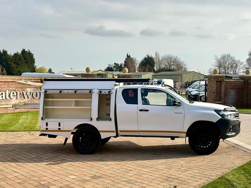 Used Toyota HiLux Active 150 HP (110 kW) 2018 White Pickup