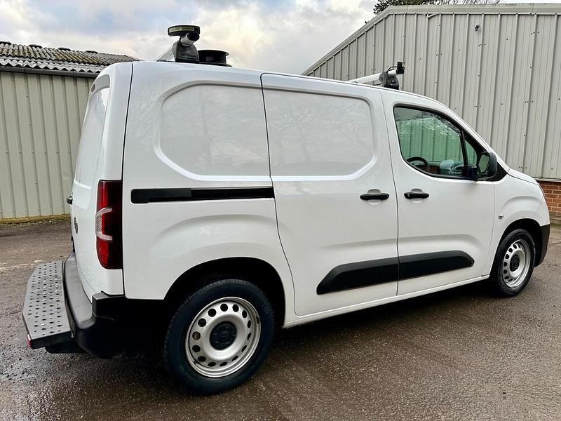 Used Vauxhall Combo Edition 100 HP (73 kW) 2019 White Van