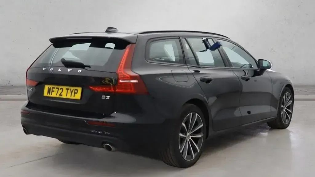 Usado Volvo V60 Momentum 163 HP (119 kW) 2022 Preto Carrinha