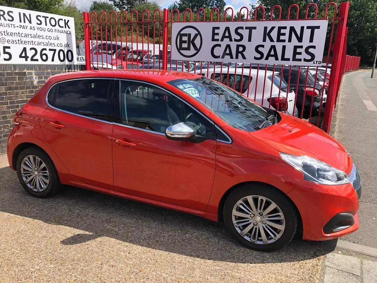 Used Peugeot 208 Allure 100 HP (73 kW) 2017 Orange Hatchback