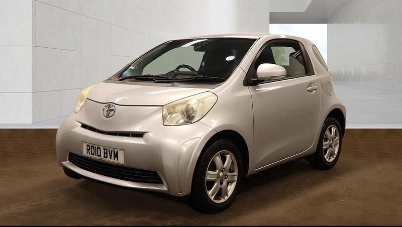 Used Toyota iQ 68 HP (50 kW) 2010 Silver Hatchback