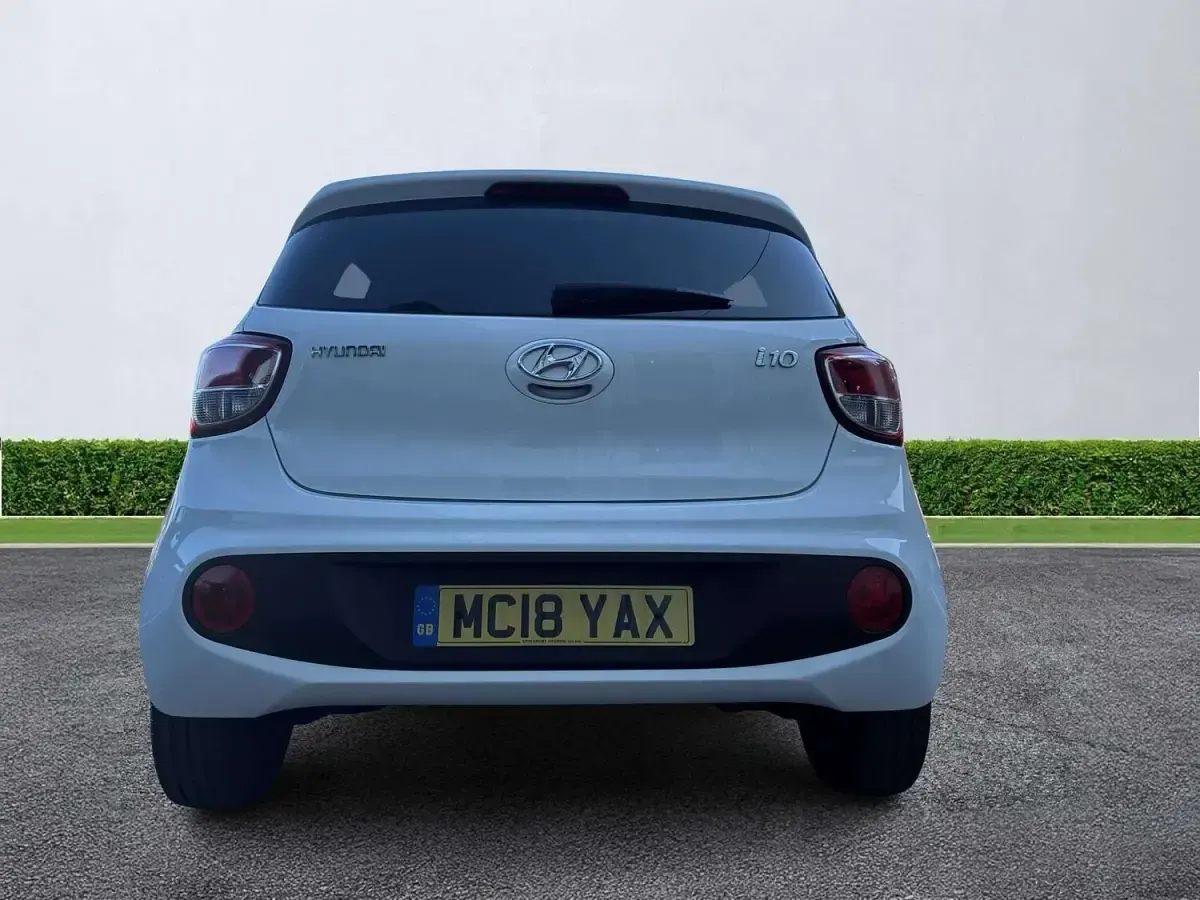Used Hyundai i10 GO! 67 HP (49 kW) 2018 White Hatchback